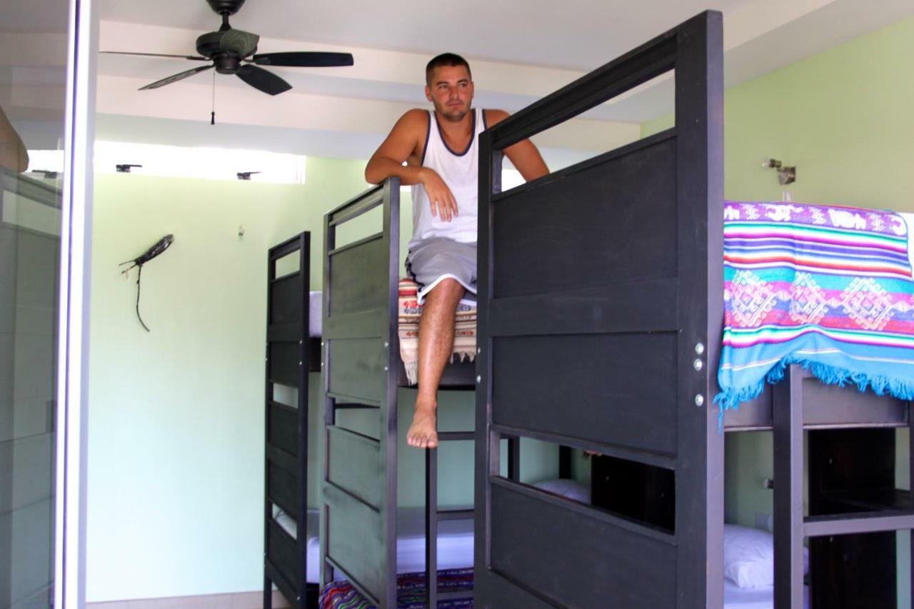 Room2Board Hostel And Surf School Jacó Esterno foto